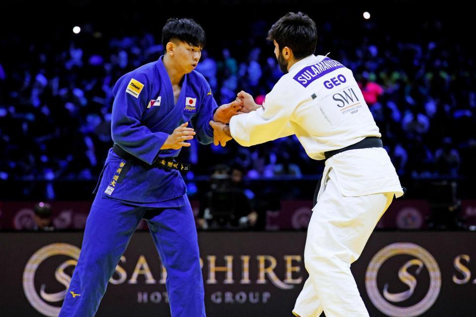 男子１００キロ級決勝　イリア・スラマニゼ（右）と対戦する新井道大。敗れて銀メダルに終わった＝バクー（共同）