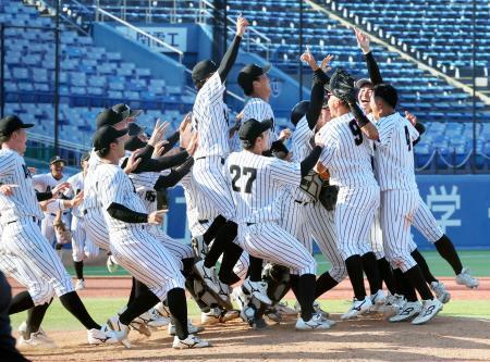 　９季ぶり２８度目の優勝を決め喜ぶ亜大ナイン＝神宮