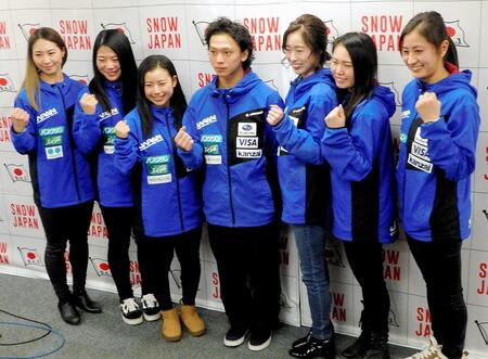 スキー、スノボで平昌五輪代表に内定した左から藤森、冨田、今井、平野、鬼塚、松本、竹内＝２０１７年１２月