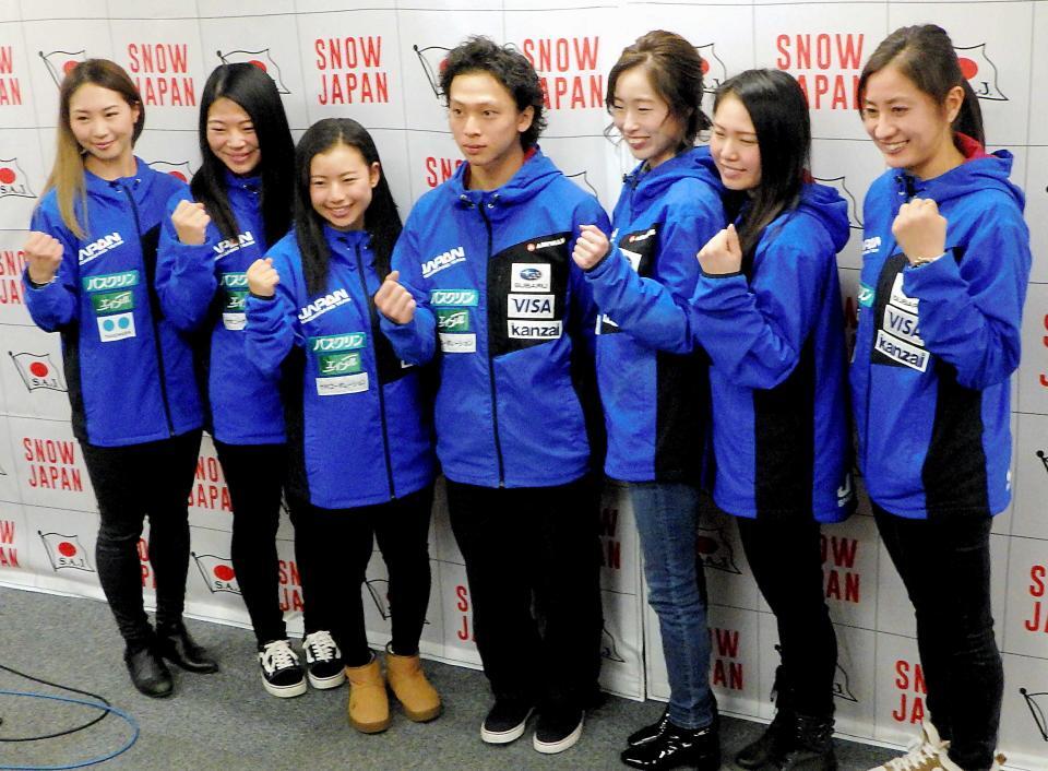 スキー、スノボで平昌五輪代表に内定した左から藤森、冨田、今井、平野、鬼塚、松本、竹内＝２０１７年１２月