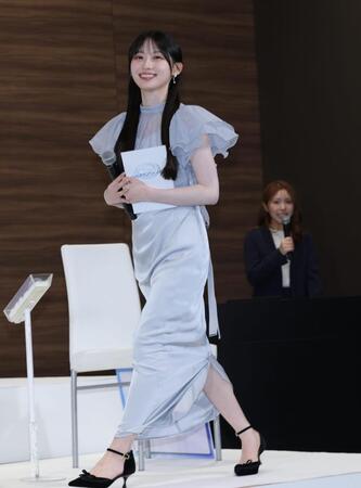 登壇する乃木坂４６・川﨑桜（撮影・棚橋慶太）