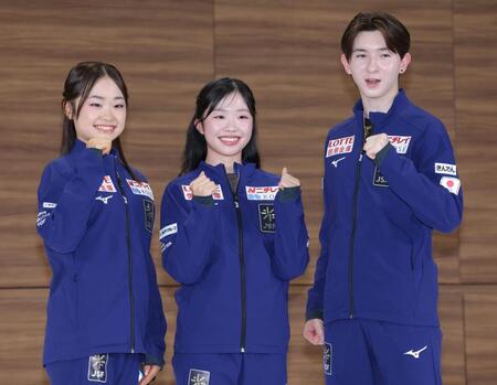 ポーズをとる（左から）島田麻央、中井亜美、中田璃士（撮影・棚橋慶太）