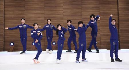 フィニッシュポーズを決める（前列左から）千葉百音、中井亜美、佐藤駿、中田璃士（後列同）青木祐奈、島田麻央、三浦佳生、山本草太（撮影・棚橋慶太）