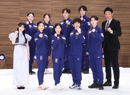 ポーズを決める（前列左から）乃木坂４６・川﨑桜、千葉百音、中井亜美、佐藤駿、中田璃士、松岡修造氏（後列同）青木祐奈、島田麻央、三浦佳生、山本草太（撮影・棚橋慶太）