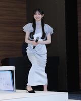 登壇する乃木坂４６・川﨑桜（撮影・棚橋慶太）