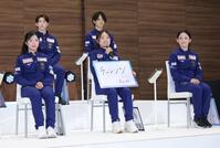 会見で笑顔を見せる島田麻央（前列中央）＝撮影・棚橋慶太
