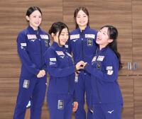 ハートを作る（前列左から）千葉百音と中井亜美と笑顔を見せる（後列左から）青木祐奈、島田麻央（撮影・棚橋慶太）