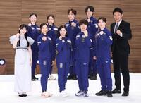 ポーズを決める（前列左から）乃木坂４６・川﨑桜、千葉百音、中井亜美、佐藤駿、中田璃士、松岡修造氏（後列同）青木祐奈、島田麻央、三浦佳生、山本草太（撮影・棚橋慶太）