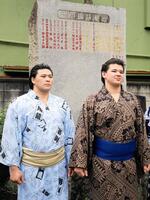 横綱石碑の前で撮影に応じる大森（左）、砂武蔵