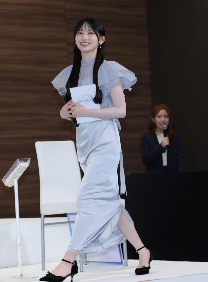 登壇する乃木坂４６・川﨑桜（撮影・棚橋慶太）