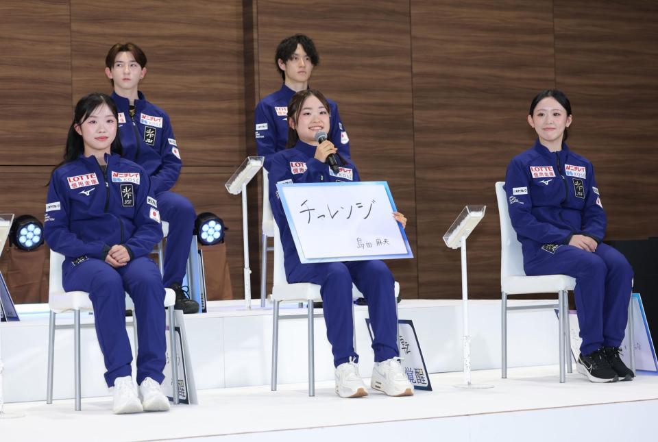 会見で笑顔を見せる島田麻央（前列中央）＝撮影・棚橋慶太