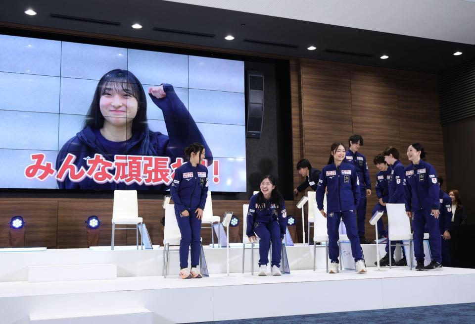 坂本花織さんからのビデオメッセージに笑顔を見せる選手（撮影・棚橋慶太）