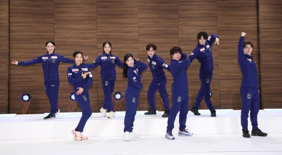 フィニッシュポーズを決める（前列左から）千葉百音、中井亜美、佐藤駿、中田璃士（後列同）青木祐奈、島田麻央、三浦佳生、山本草太（撮影・棚橋慶太）