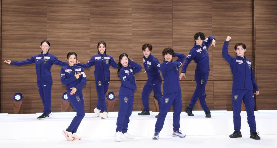 フィニッシュポーズを決める（前列左から）千葉百音、中井亜美、佐藤駿、中田璃士（後列同）青木祐奈、島田麻央、三浦佳生、山本草太（撮影・棚橋慶太）
