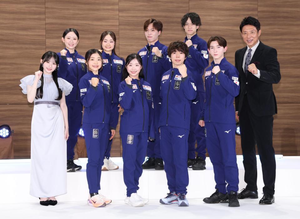 ポーズを決める（前列左から）乃木坂４６・川﨑桜、千葉百音、中井亜美、佐藤駿、中田璃士、松岡修造氏（後列同）青木祐奈、島田麻央、三浦佳生、山本草太（撮影・棚橋慶太）