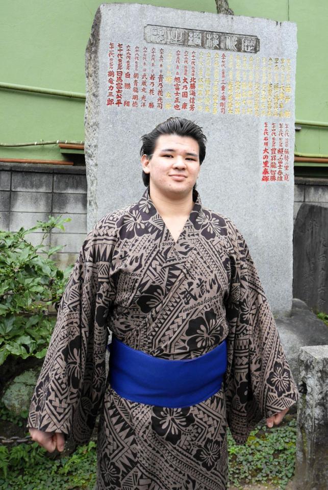 師匠の武蔵川親方のしこ名、武蔵丸が刻まれた横綱石碑の前で撮影に応じる砂武蔵