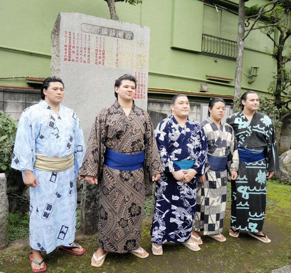 横綱石碑の前で撮影に応じる大森（左端）、砂武蔵（同２人目）ら