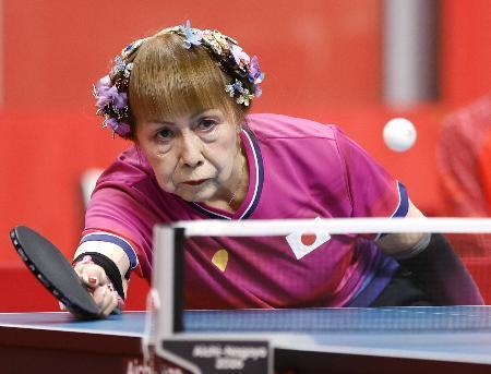 　女子シングルス（車いす４、５）１次リーグ　中国選手と対戦する別所キミヱ＝豊田市総合体育館