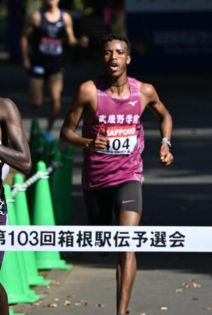 ３位でゴールした武蔵野学院大・テスファイゼラツィオン