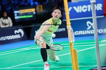 　バドミントンのデンマーク・オープン、準々決勝でプレーする宮崎友花＝１６日、オーデンセ（Ｒｉｔｚａｕ　Ｓｃａｎｐｉｘ・ＡＰ＝共同）