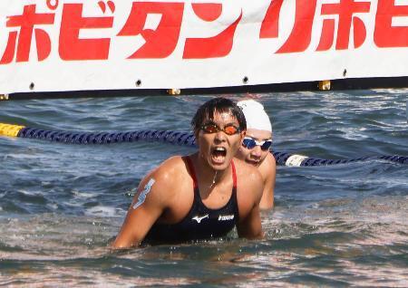 　オープンウオーター日本選手権の男子１０キロで優勝し、喜ぶ南出大伸＝千葉県館山市