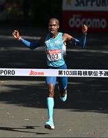 トップでゴールする山梨学院　ブライアン・キビエゴ（撮影・堀内翔）