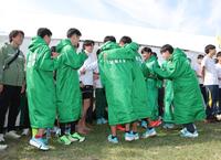 ４位で箱根駅伝出場を決め、喜ぶ専大の選手（撮影・西岡正）