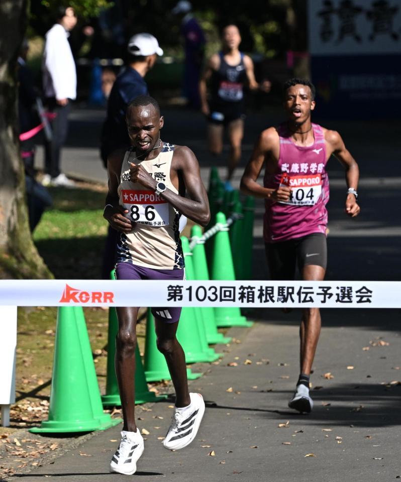 ２位でゴールした東京国際大　リチャード・エティーリ（撮影・堀内翔）