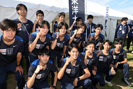 本戦出場を決めてガッツポーズをする東洋大の選手たち（撮影・堀内翔）