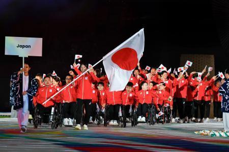 　愛知・名古屋アジアパラ大会の開会式で、旗手の橋本勝也（手前左）と中川もえ（同右）を先頭に入場行進する日本選手団＝１８日、名古屋市のパロマ瑞穂スタジアム
