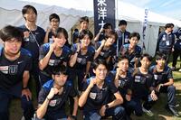 本戦出場を決めてガッツポーズをする東洋大の選手たち（撮影・堀内翔）