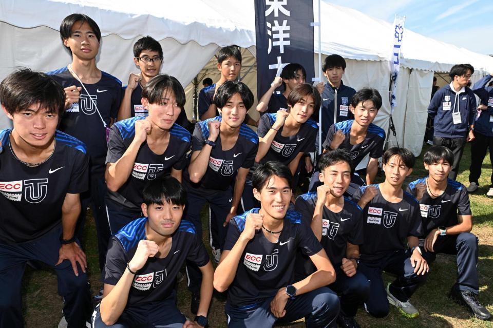 本戦出場を決めてガッツポーズをする東洋大（撮影・堀内翔）
