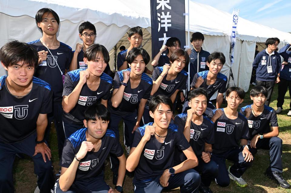 本戦出場を決めてガッツポーズをする東洋大の選手たち（撮影・堀内翔）