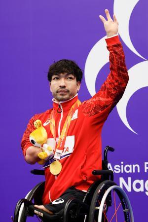 　男子５０メートル自由形（運動機能障害Ｓ４）で金メダルを獲得した鈴木孝幸＝ＮＧＫスポーツプラザ