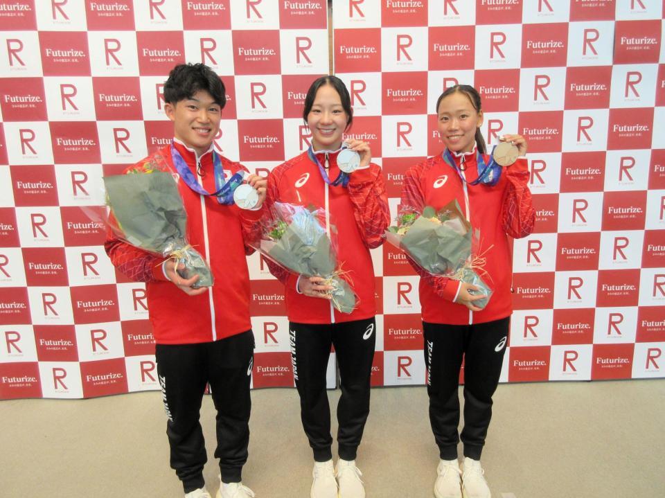 愛知・名古屋アジア大会の報告会に出席した玉井陸斗（左、右は奥園心咲、真ん中は島田綾乃）
