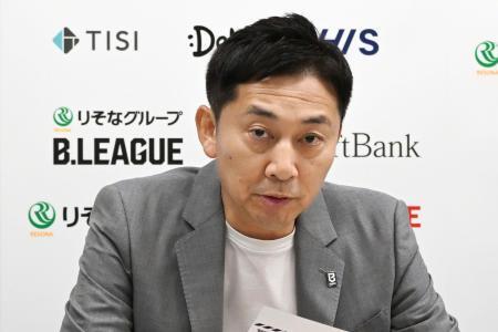 　理事会後に記者会見するＢリーグの島田慎二コミッショナー＝２０日、東京都内