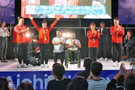　メダリストとの交流イベントで、歓声に応える柔道女子５２キロ級（全盲）で金メダルに輝いた半谷静香（左から２人目）ら＝２０日夜、名古屋市