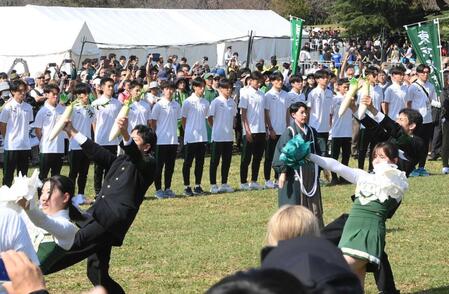 大根踊りで祝福される東京農業大の選手たち＝（撮影・堀内翔）