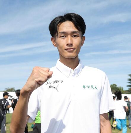 箱根駅伝予選会を終え、ポーズを決める東農大・前田和摩（撮影・西岡正）