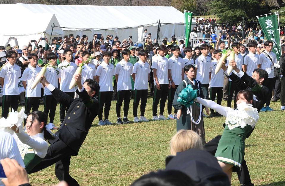 大根踊りで祝福される東京農業大の選手たち＝（撮影・堀内翔）