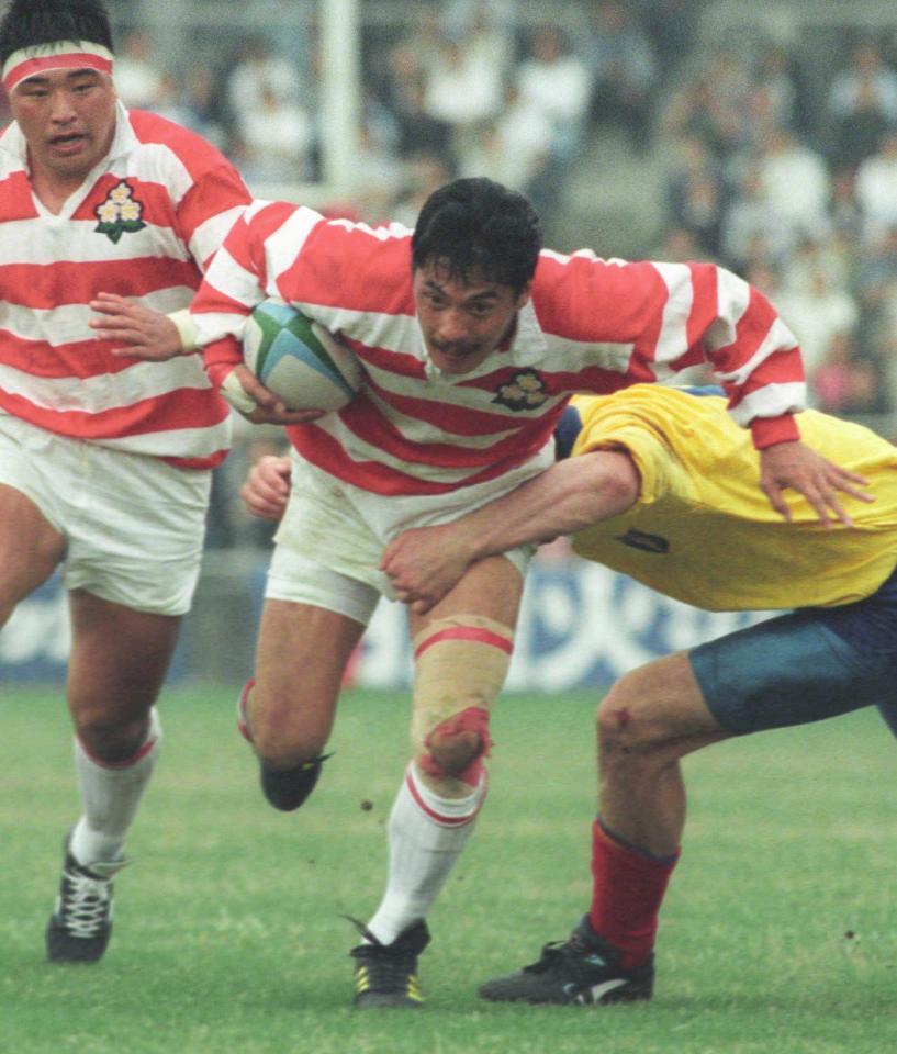 　１９９５年５月、ラグビーＷ杯壮行試合のルーマニア戦で、突進する平尾誠二さん