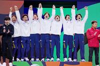 男子団体総合で優勝し、表彰台で喜ぶ（右２人目から）橋本大輝、土井陵輔、岡慎之助、川上翔平、前田楓丞（共同）
