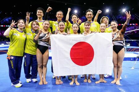 　女子団体総合で銅メダルを獲得した日本代表（共同）