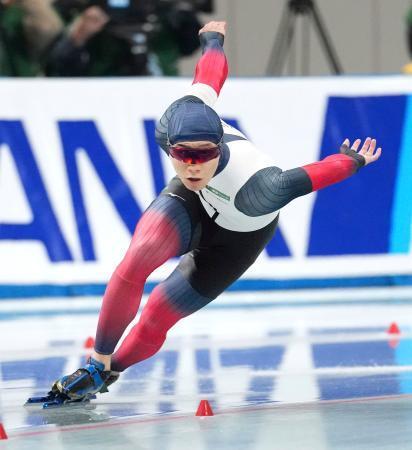 　男子５００メートルで滑走する森重航。３４秒７２で優勝した＝長野市エムウェーブ