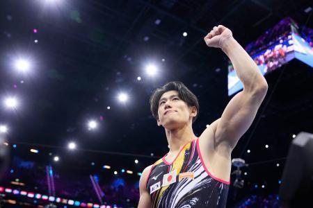 　体操の世界選手権男子個人総合で優勝し、ガッツポーズをする橋本大輝。４連覇を達成した＝２２日、オランダ・ロッテルダム（共同）