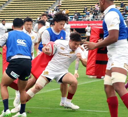 　フィジー戦に向けて前日練習するラグビー男子日本代表の松永（中央手前）ら