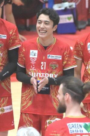 開幕戦に勝利し、笑顔のサントリー・高橋塁（撮影・金居みつよし）