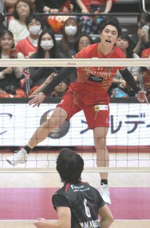 第３セット、サーブを放つサントリー・高橋塁（撮影・金居みつよし）