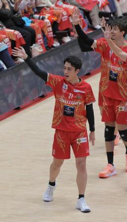 開幕戦に勝利し、観客席に手を振るサントリー・高橋塁（撮影・金居みつよし）