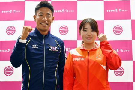 　記者会見で写真に納まる勝木隼人（左）と柳井綾音＝２４日、山形県高畠町